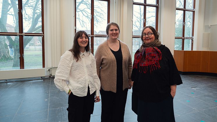 Ebba Gustafsson Ågren, Liga Lagzdina och Lone Bach Borius på kulturföreningen Medvind arbetar med förberedelserna inför öppnandet av konsthallen för barn och unga i Lund. Foto: Ebba Gustafsson Ågren