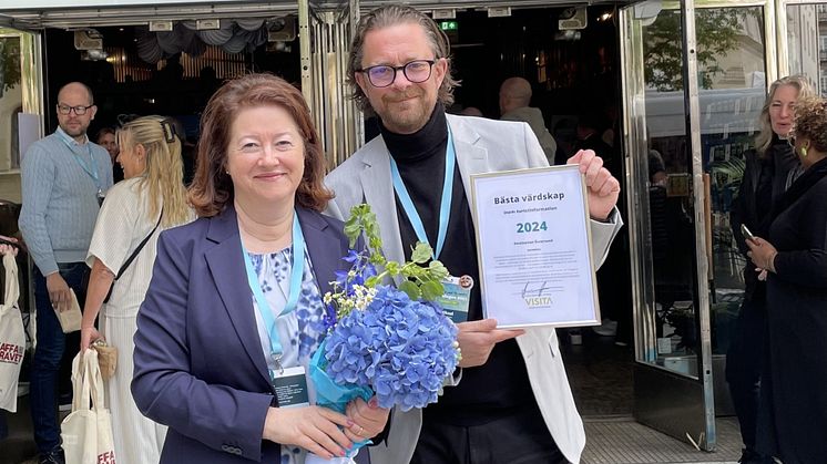 Destination Östersunds Mikael Jonsson och Elisabeth Richardsson tog emot priset på Visitadagen