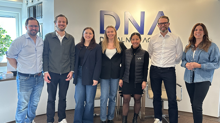 Bild: Vy/DNA - Från vänster: Vincent Salzedo (Vy), Jacob Rudin (DNA), Elin Winegård (DNA), Matilda Billinger (Vy), Paola Börmark (Vy), Carl-Johan Löfvenborg (DNA), Nina Josefsson (Vy). 