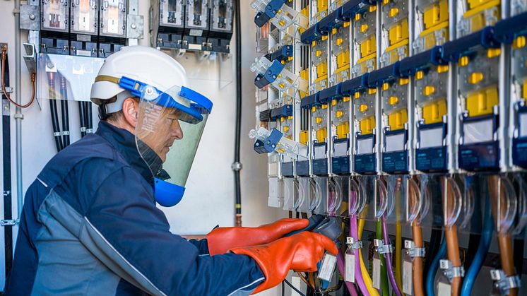 Techniker der Bayernwerk Netz GmbH sind in der Nacht von Samstag, 24. Mai 2025, auf Sonntag, 25. Mai 2025, in Baierbrunn im Einsatz. Es kommt zu einer etwa sechsstündigen Unterbrechung der Stromversorgung. 