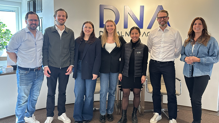 Bild: Vy/DNA - Från vänster: Vincent Salzedo (Vy), Jacob Rudin (DNA), Elin Winegård (DNA), Matilda Billinger (Vy), Paola Börmark (Vy), Carl-Johan Löfvenborg (DNA), Nina Josefsson (Vy). 