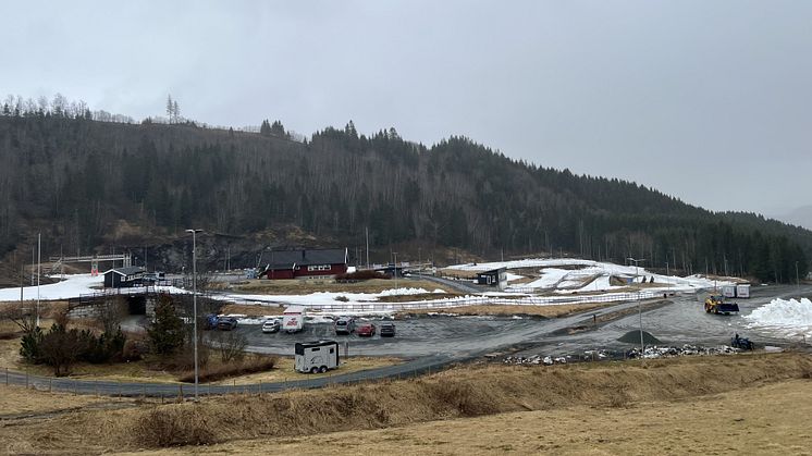 TIRSDAG MORGEN: Slik ser det ut på Blommen skisenter etter at plussgrader, regn og vind har gjort sitt. Uværet fortsetter de neste dagene, i følge værprognoser. Foto: Norges Skiskytterforbund