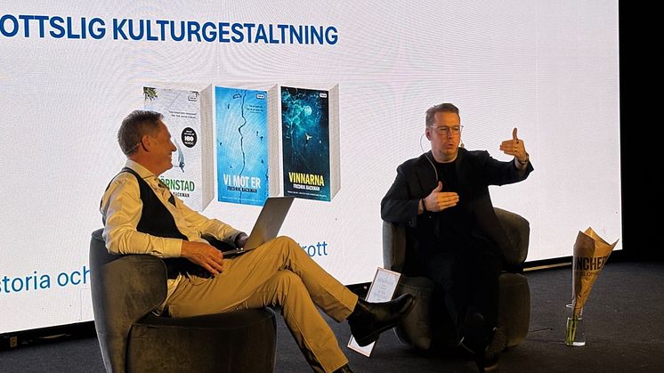 Fredrik Backman mottagare av SCIF:s pris för Idrottslig kulturgestaltning samtalar med Jens Lind