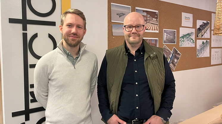 André Jaede välkomnas av Mikael Lundberg, vd, till Structor Byggprojektering Norr.  Foto: Structor