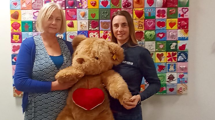 Sarah Schladitz übergab die Spende an Elvira Wegner vom Kinderhospiz Bärenherz