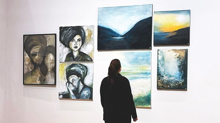 En besökare kontemplerar över konstverken på förra årets Haningesalongen