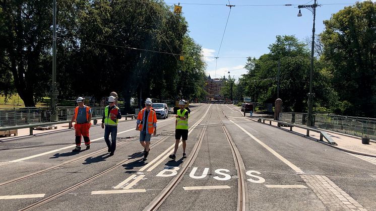 Nya Vasabron, här sedd från Grönsakstorget mot Vasaplatsen, är lite bredare än den gamla bron var. Spårvagnar och bussar delar körfält i mitten medan det på sidorna har byggts cykelfartsgata och bredare gångbana. Bild: Göteborgs Stad