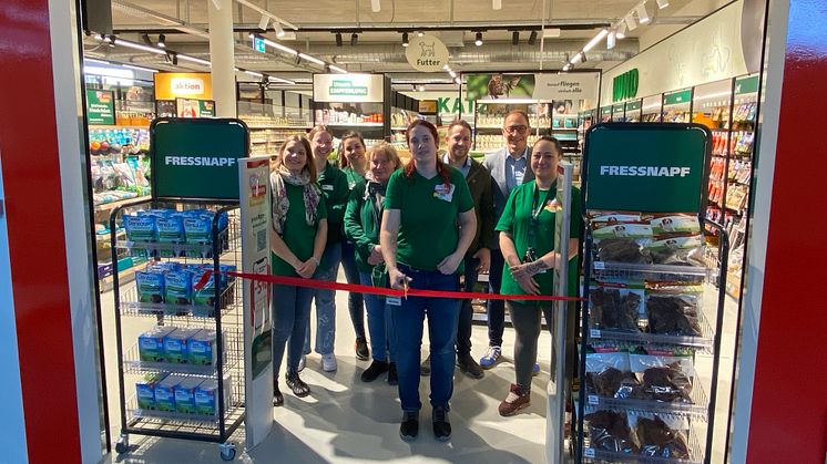 Regional Manager Philippe Geyer (hinten rechts) und District Manager Dominic Hess (hinten links) freuen sich mit Filialleiterin Tanja Keller (vorne) und dem Filialteam über den neuen Fressnapf in Sissach.