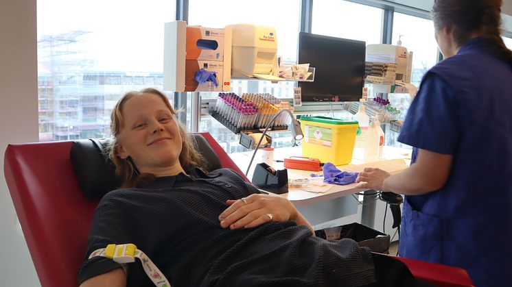 Greta blir den första engelsktalande blodgivaren i Göteborg