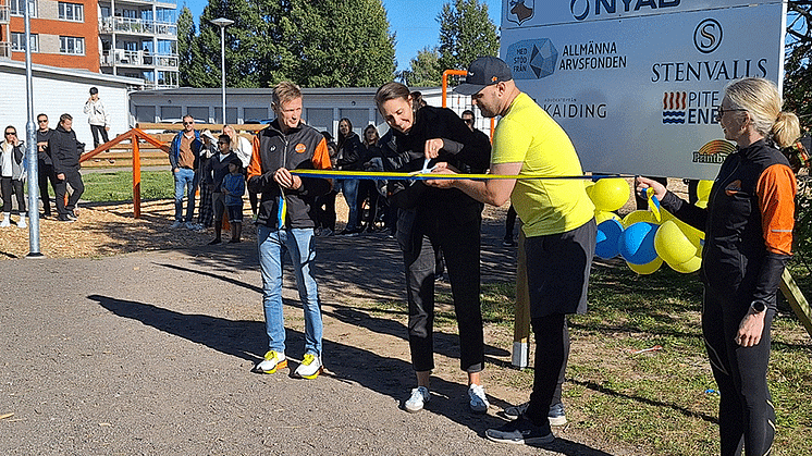 Med gemensamma krafter lyckades Sparbanken Anna Boström och Bun-ordföranden Anton Li Nilsson klippa bandet och officiellt inviga hinderbanan.   Foto: Gunnel Ekman