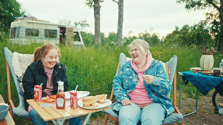 Glada Hudiks folkkära skådespelare Ida och Emma har en central roll i filmen "Det kunde varit vi".  Foto: Björn Tjärnberg @candamo film