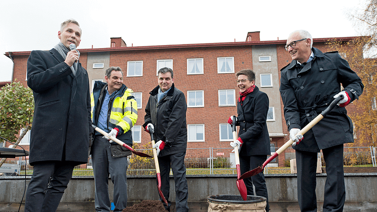 Ulf Östermark (Johanneberg Science Park), Mikael Ahlén (Riksbyggen), Leif Linde (VD, Riksbyggen), Ann-Sofie Hermansson (kommunstyrelsens ordförande) och Mikael Ekberg (Riksbyggen)