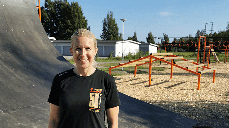 Kajsa Askenryd framför den nya hinderbanan på Strömbacka strand.           Foto: Piteå kommun