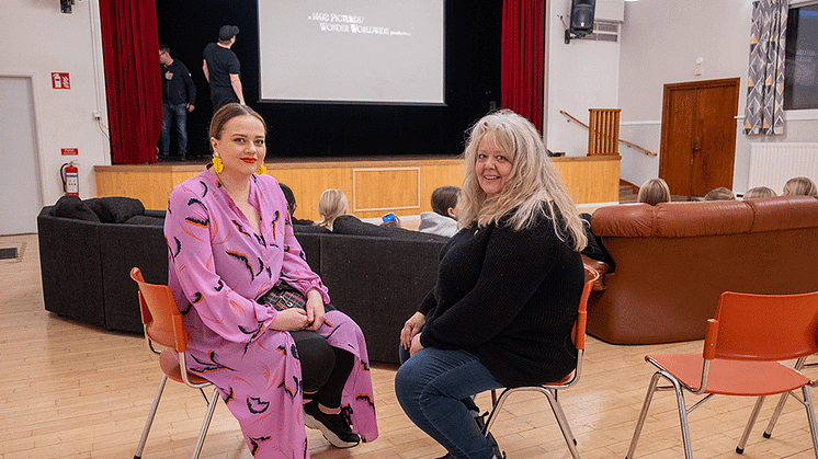 Kata Nilsson, kommunalråd och Elisabeth Lindberg, ordförande kultur- och fritidsnämnden på besök när Rosviks Unga ordnar biokväll.   Foto: Piteå kommun