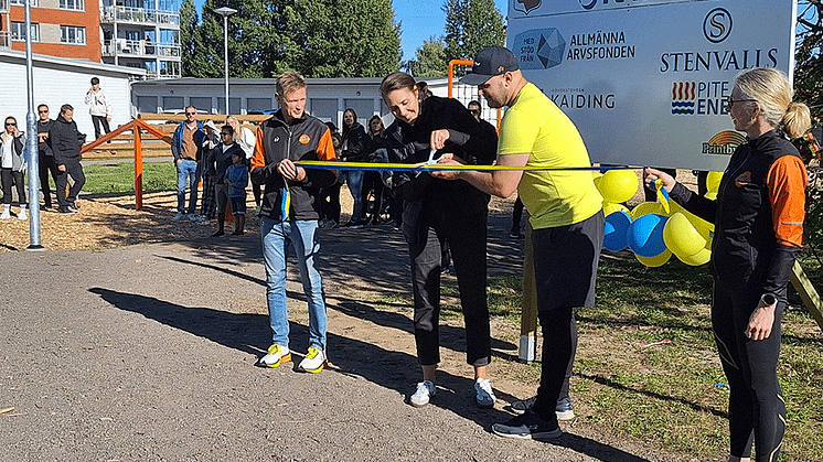 Med gemensamma krafter lyckades Sparbanken Anna Boström och Bun-ordföranden Anton Li Nilsson klippa bandet och officiellt inviga hinderbanan.   Foto: Gunnel Ekman
