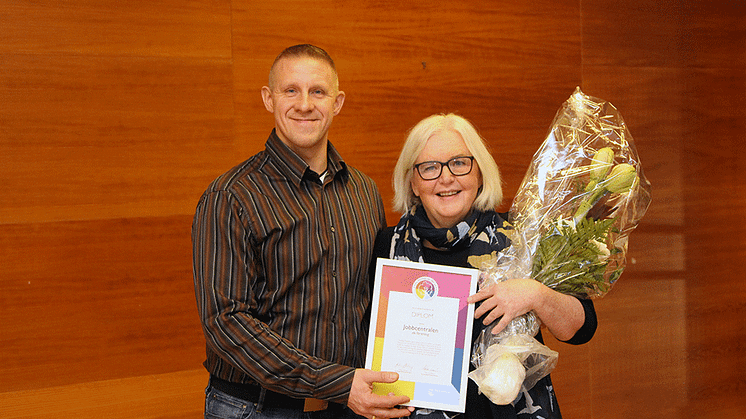 Jobbcentralens Andrej Spiridonov och Britt Hällerstrand gläds över mångfsaldsdiplomeringen.   Foto: Ann-Sofie Boman