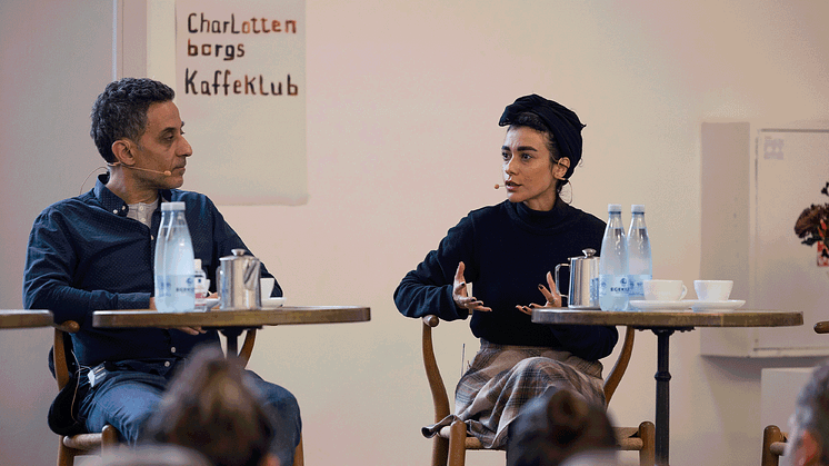 Charlottenborgs Kaffeklub. Fotos af Marlene Anne Lough og Frida Gregersen. Illustration af John Kørner.