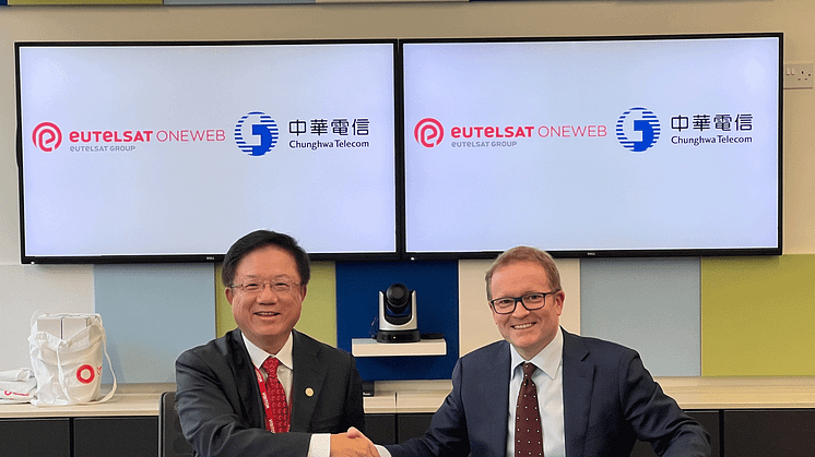Photo credit: Dr. Chih-Cheng Chien, President, Network Technology Group, Chunghwa Telecom - Stephen Beynon, co-General Manager of Eutelsat OneWeb