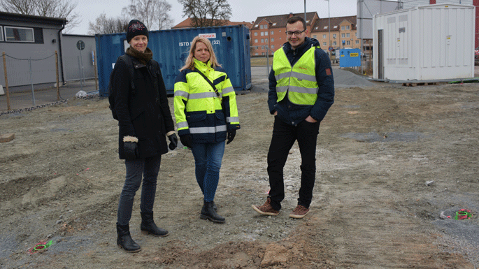 Miljöinspektör Anna Bryllert och projektledaren Elin Remstam från Kristianstads kommun inspekterar de grönmarkerade brunnarna där värmeelementen funnits, tillsammans med projektledaren Adis Dzafic från Veolia. Foto: Kristianstads kommun