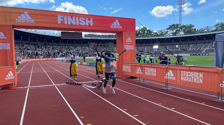 Felix Kirwa vinnare av adidas Stockholm Marathon 2022 får banrekordbonus – utan att ha satt nytt rekord 