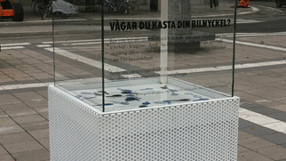 Lås in din bilnyckel i kassaskåpet på Norrmalmstorg!