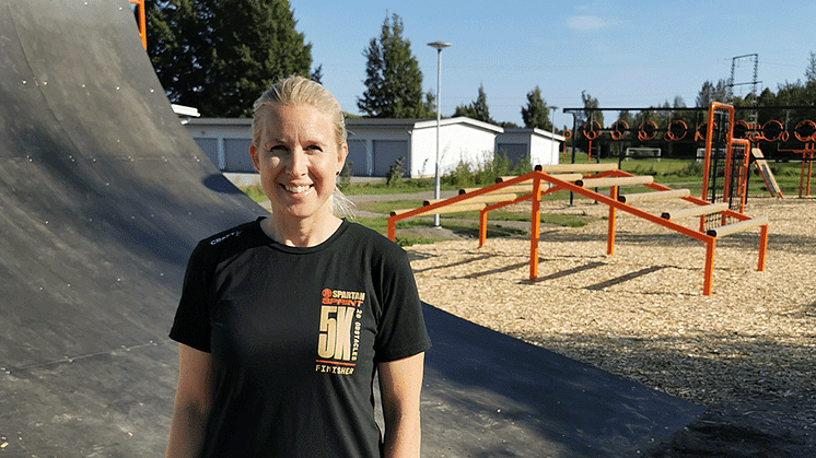 Kajsa Askenryd framför den nya hinderbanan på Strömbacka strand.           Foto: Piteå kommun