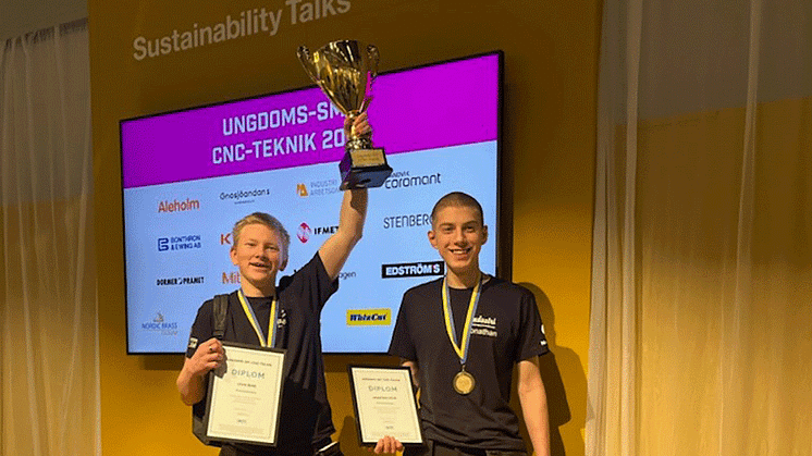 Levis Berg och Jonathan Holm, glada vinnare i ungdoms-SM i CNC-teknik         Foto: Piteå kommun
