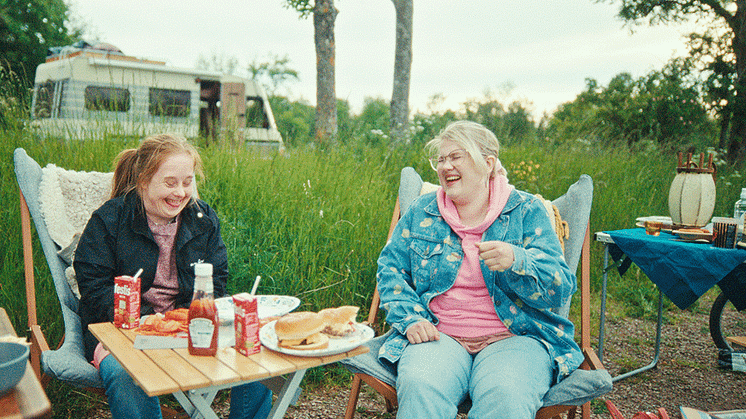 Glada Hudiks folkkära skådespelare Ida och Emma har en central roll i filmen "Det kunde varit vi".  Foto: Björn Tjärnberg @candamo film