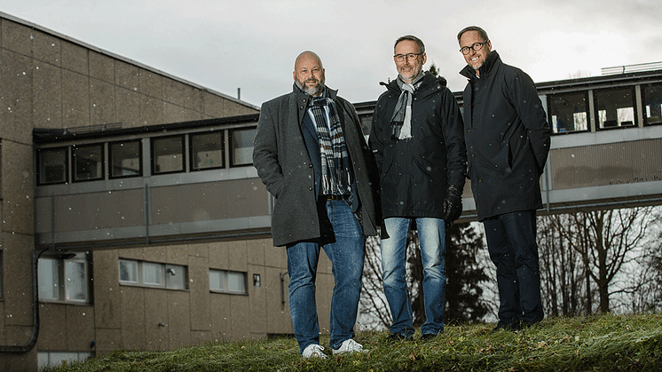 Patric Lundström, kommunalråd, Henrik Viklund, styrelseordf. Pireva samt Johan Bäcklin, vd Pireva är nöjda med beslutet om nytt vattenverk.  Foto: Anders Westergren Kråkkullen produktion