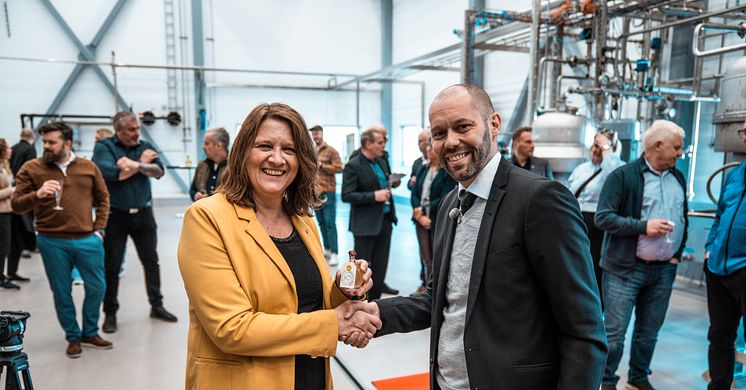 En betydelig investering i nytt teknisk utstyr setter ny retning for Vesterålen Marine Olje på Myre. Statssekretær Kristina Hansson (AP) og daglig leder Stian Frivåg på åpningen.  Foto: Andrè Riise