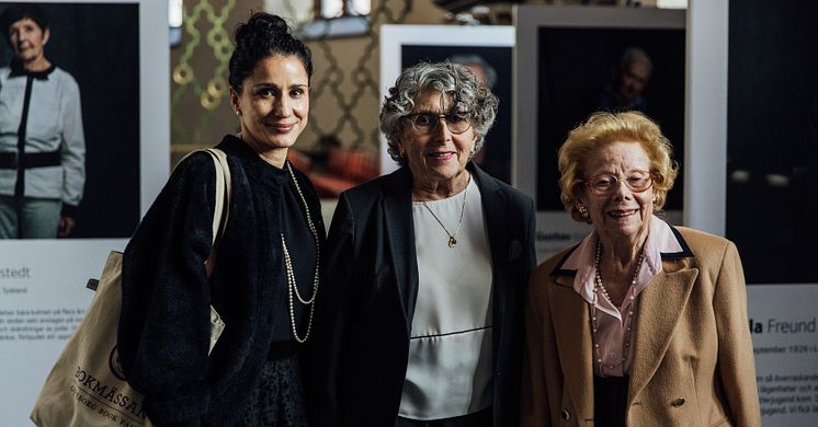 Fotografen Sanna Sjöswärd tillsammans med överlevarna Zsuzsanna Reisch och Kate Wacz. Foto: Henrik Mill 2019