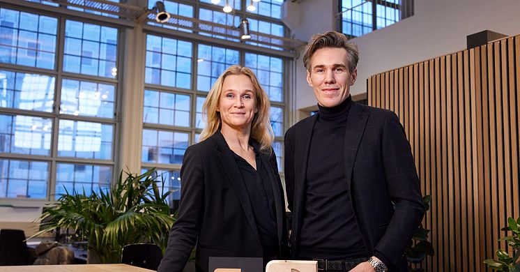 William Kanta, direktør i Tetriis-koncernen, modtager den første Planet-udmærkelse i Danmark af Sisse Norman Canguilhem, direktør for partnerskaber og strategisk udvikling i Rådet for Bæredygtigt Byggeri.