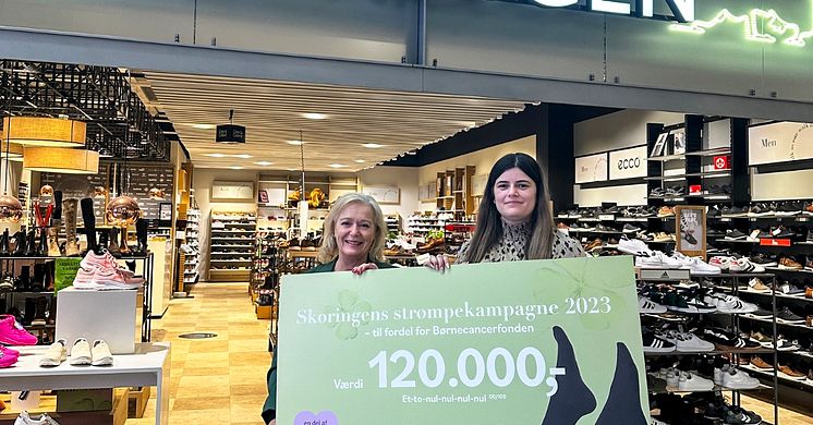 Direktør hos Børnecancerfonden Marianne Benzon Nielsen (til v.) tog imod de 120.000 kr., som blev overrakt af butikschef Katarina Nujic på vegne af alle Skoringens butikker og kunder i hele landet.