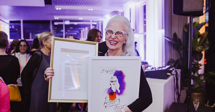 Elisabet Reslegård håller upp priset. Foto Natalie Greppi.