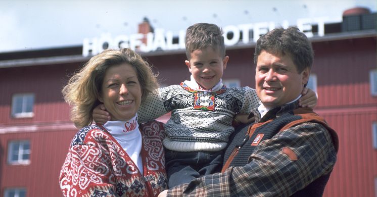 Familjen Backner framför Sälens Högfjällshotell i mitten på 90-talet.