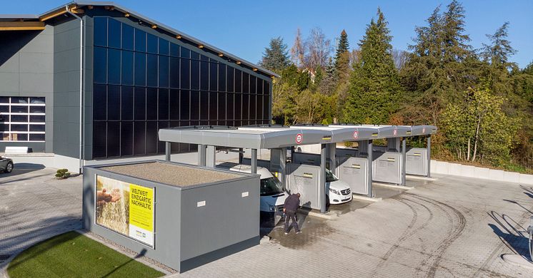 Självtvätten har 4 tvätt- och dammsugningsstationer på en yta på 1 500 kvadratmeter. Elen produceras via ett solcellssystem, det varma vattnet genereras från bl.a. solvärmeenergi.
