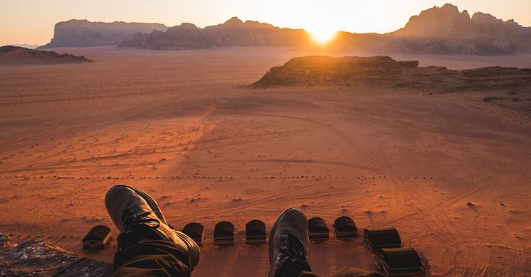 Öknen Wadi Rum - en miljö som ger kraft till skön vandring.   Bild från AdobeStock.