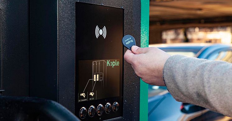 Betal kun for kWh ved lading med Koples ladebrikke, app eller dropin betaling fra 7.4