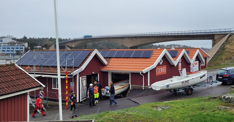 Medlemmar i Stenungsunds Segelsällskap vid de nya solpanelerna, en milstolpe i klubbens "Grön omställning" mot en fossilfri framtid.