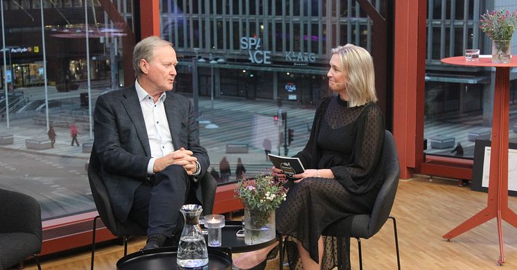 Leif Östling berättar för Anna Ahrenfeldt och övriga deltagare på historiens andra Sustainable Human Business Day om hur han förenade medarbetarengagemang med resultat under sin tid på Scania.