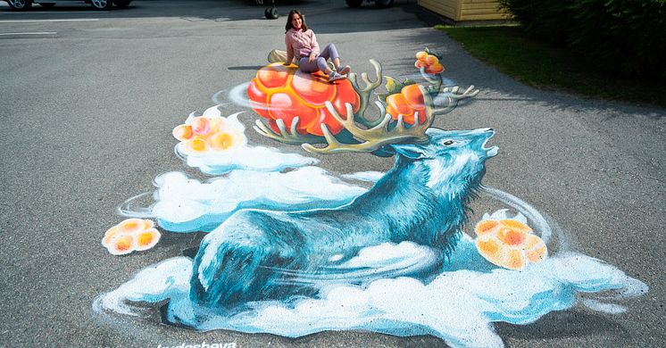 Street art-konstnären Maria Kudasheva (MaryQ) vid ett av sina tidigare konstverk. Foto: Artscape