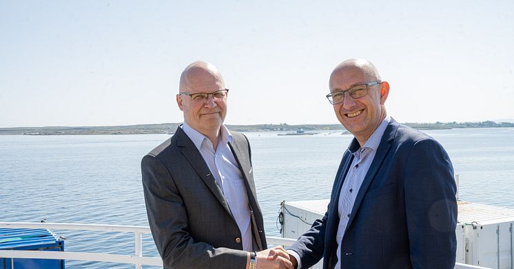 Konsernsjef Roger Sørensen (t.v.) i Åkerblå blir nå en del av DNV etter at det verdensledende norske selskapet tar over det Frøya-baserte konsernet. Til høyre adm.dir. Geir Fuglerud i Supply Chain & Product Assurance i DNV.  FOTO: Åkerblå Group