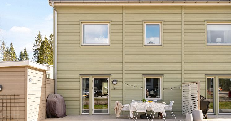 Nu är det snart inflyttat i samtliga hus i Skördelyckan, Örebro.