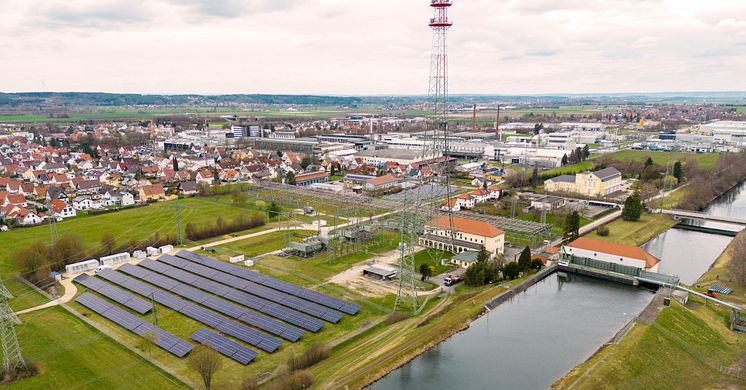 Lechwerke-Gelände in Meitingen mit dem Wasserkraftwerk, einer PV-Anlage, einem Batteriespeicher von LEW sowie dem großen Umspannwerk von LEW Verteilnetz (LVN) - es verbindet das regionale Verteilnetz mit dem Übertragungsnetz (Foto-Download unten).