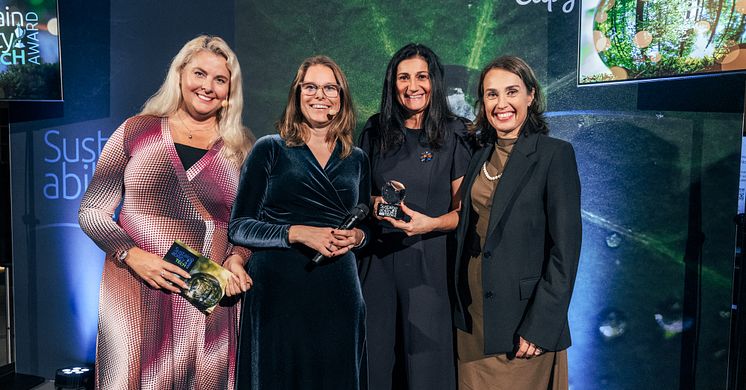 Caterina Camerani, VP Sustainability och Susanne Larsson, Group CFO, EVP IT, Digital Enablement, GBS, Indirect Procurement på Mölnlycke tar emot hållbarhetspris på Nobelprismuseet i Stockholm.