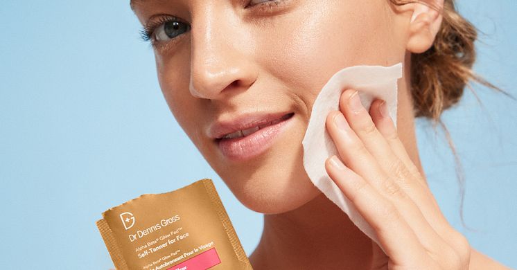 Tillbaka med uppdaterad formula! Dennis Gross Alpha Beta® Glow Pad™ Self-Tanner för ansikte och kropp