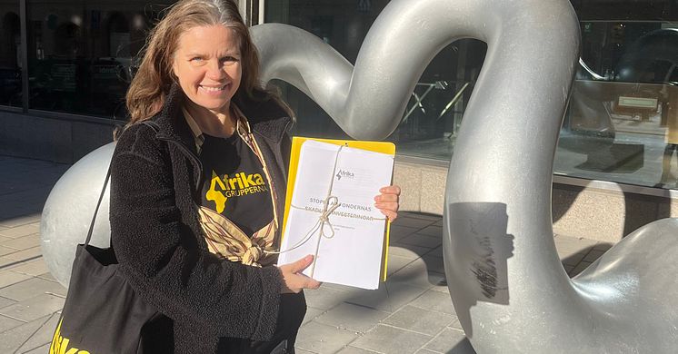 Afrikagruppernas generalsekreterare Louise Lindfors togs i onsdags emot utanför Finansdepartementet av politiskt sakkunnige Lucas Kramer som tog emot ca 7000 namnunderskrifter från kampanjen "Stoppa AP-fondernas skadliga investeringar". 