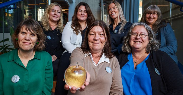 Lärarlaget på Lindskolan, anpassad grundskola, Huddinge. vinnare av Guldäpplet 2024. Överst fr v: Nina Siirtola, Nella Celik, Jenny Pettersson, Annett Andersson. Nedre rad fr v: Helena Perlskog, Catrin Tall och Katarina Sjöberg. Foto: Caisa Rasmussen