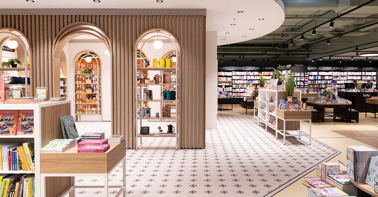 Thalia Buchhandlung Europark Salzburg – moderner Innenbereich mit Rundbögen, Geschenkartikeln und Bücherregalen in stilvoller