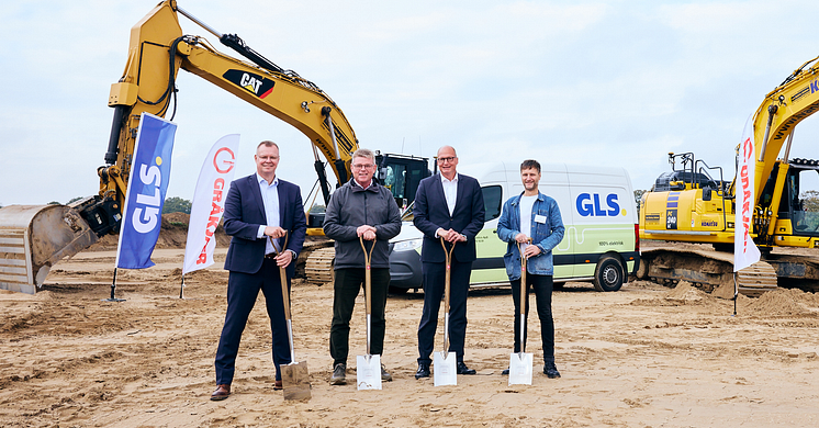 Fra venstre ses Henrik Nyegaard, Director Operations i GLS Denmark, Torben Hansen, Borgmester i Randers Kommune, Steen Ravnsbæk Kristensen, Managing Director i GLS Denmark og Kim Harkjær, Salgs- og markedschef i Gråkjær.